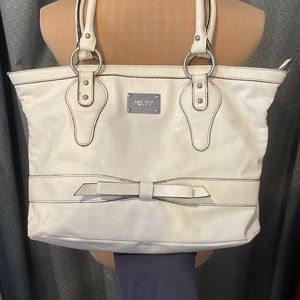 Nine West white purse with bow**free shipping**bundle + make a BOGO free offer.
